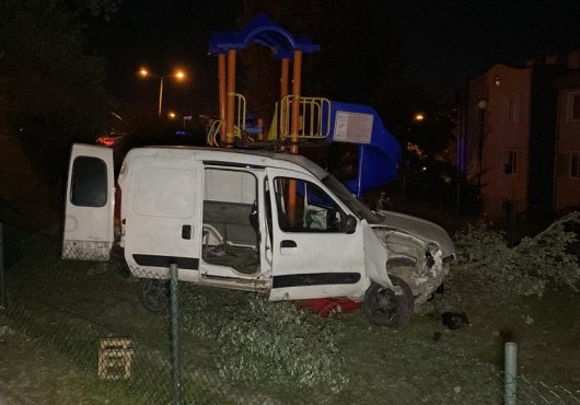 Kontrolden çıkan araç, çocuk parkına uçtu! Feci kazada: 1 ölü 1 yaralı