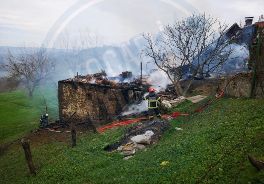 KÖY EVİNDE YANGIN   YAŞLI KADINA ULAŞILMAYA ÇALIŞILIYOR
