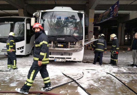 SERVİS  ARACI ALEV ALDI