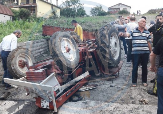 DEVRİLEN TRAKTÖRÜN ALTINDA KALARAK YARALANDI