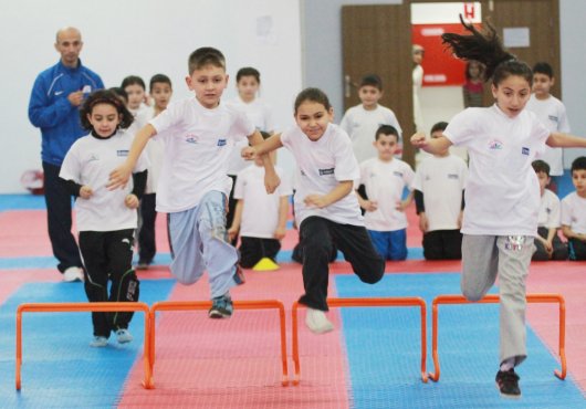 BÜYÜKŞEHİR'İN SPOR OKULLARINDA 24 BİN ÇOCUK SPORLU TANIŞTI