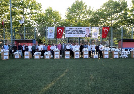 GÖLCÜK BELEDİYESİ’NDEN AMATÖR FUTBOL KULÜPLERİNE MALZEME DESTEĞİ