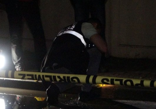 Sitenin önünde vuruldu! Otomobilinin anahtarını alıp hastaneye gitti