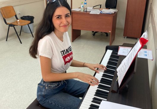 Genç Dilara, piyano çalma hayaline İzmit Belediyesi ile kavuştu