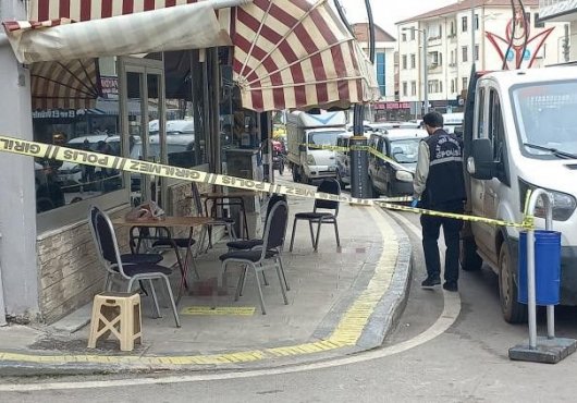 Husumetlisini kıraathanede tabancayla vurdu