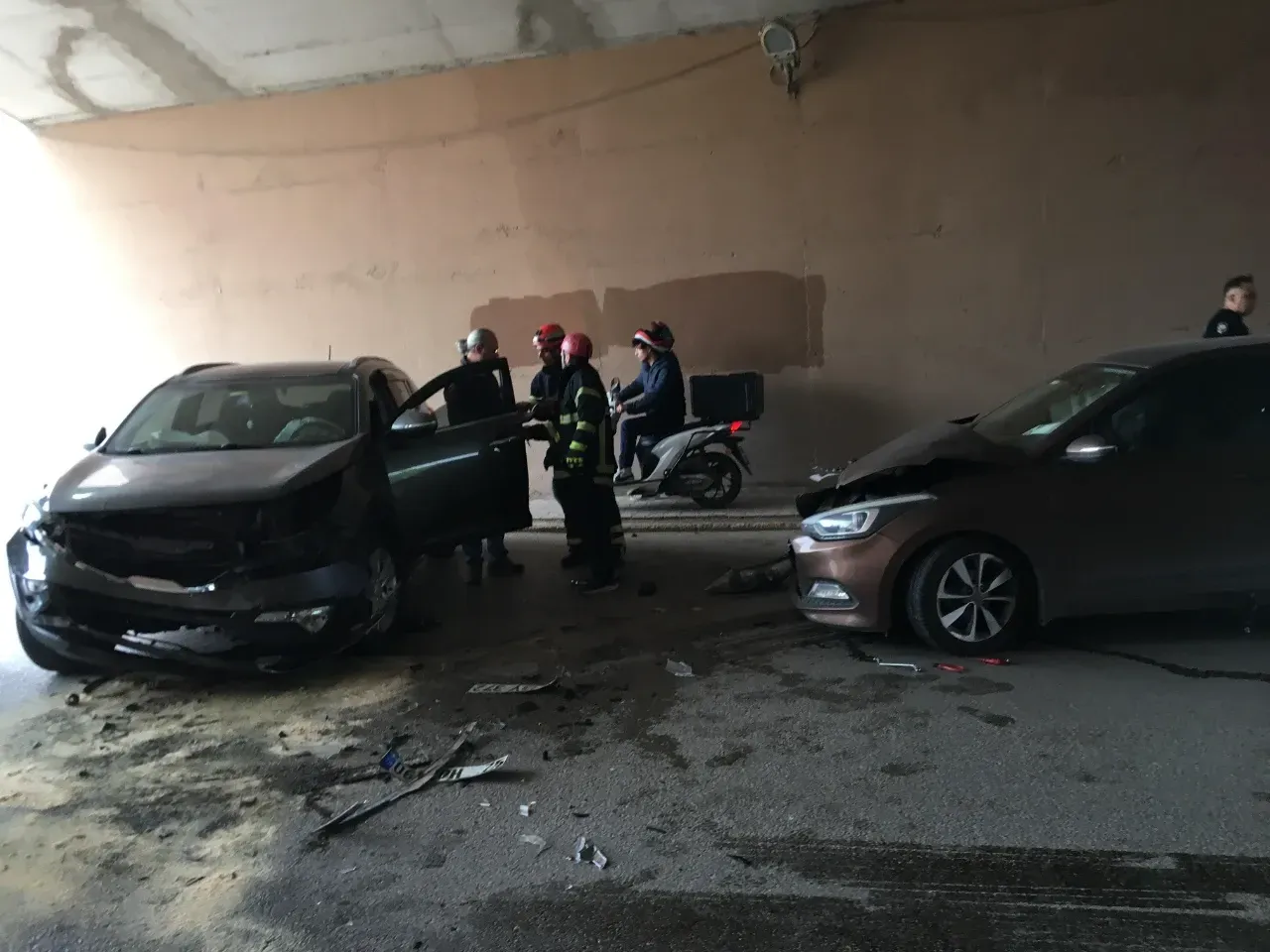 Kocaeli'de 2 otomobil kafa kafaya çarpıştı: 2 yaralı