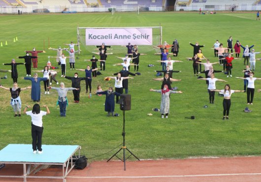 ANNELER STADYUMA İNDİ