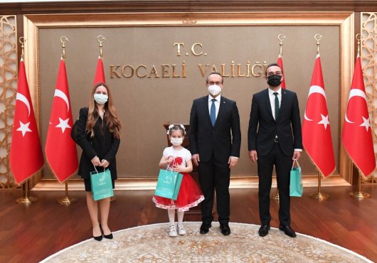ÇOCUKLARDAN VALİ'YE BAYRAM ZİYARETİ