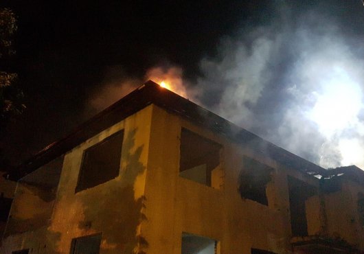 İZMİT'TE  KORKUTAN ÇATI YANGINI