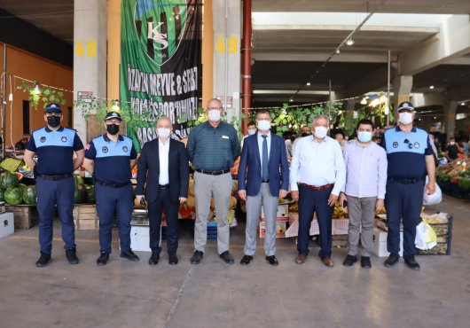 İZMİT BELEDİYESİ  YÖNETİCİLERİNDEN PAZARCILARA ZİYARET